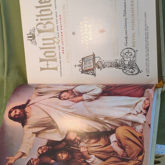 Large Vintage Holy Bible - Picture 4 of 16
